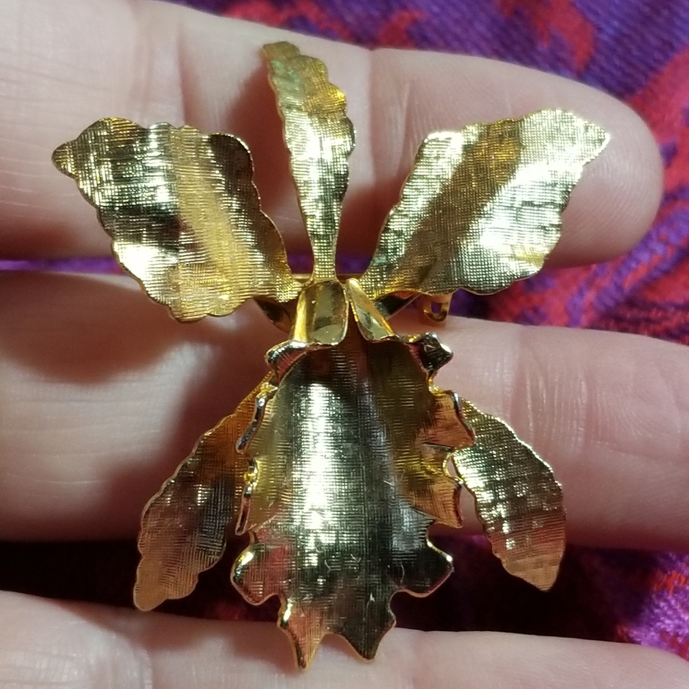 Vintage orchid brooch gold tone flower pin - Picture 3 of 8